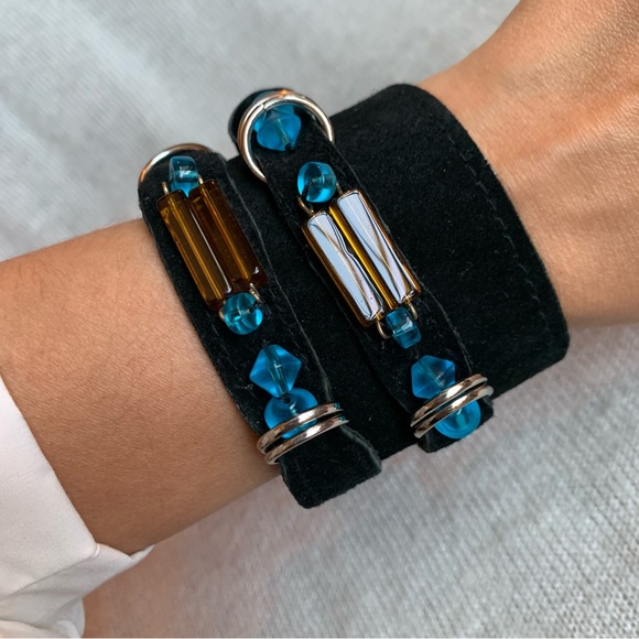 Hand crafted - Black Leather Cuff blue beads metal pieces ajustable bracelet - Picture 2 of 7